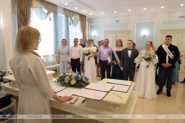 Мама и дочь одновременно вышли замуж Мама и дочь одновременно вышли замуж