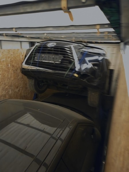 Три дорогих автомобиля пытались тайно провезти через Беларусь в полуприцепе Три дорогих автомобиля пытались тайно провезти через Беларусь в полуприцепе