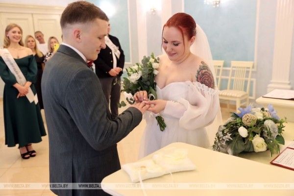 Мама и дочь одновременно вышли замуж Мама и дочь одновременно вышли замуж