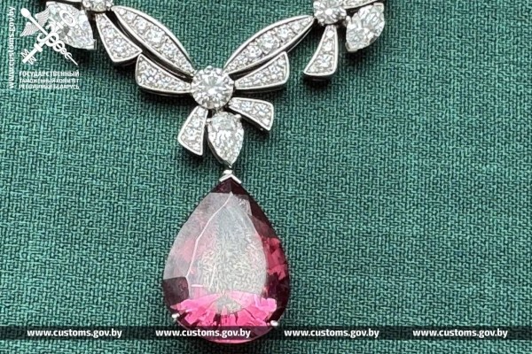 Мужчина попытался провезти в Беларусь ожерелье за 420 тысяч Мужчина попытался провезти в Беларусь ожерелье за 420 тысяч