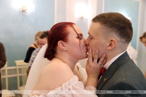 Мама и дочь одновременно вышли замуж Мама и дочь одновременно вышли замуж