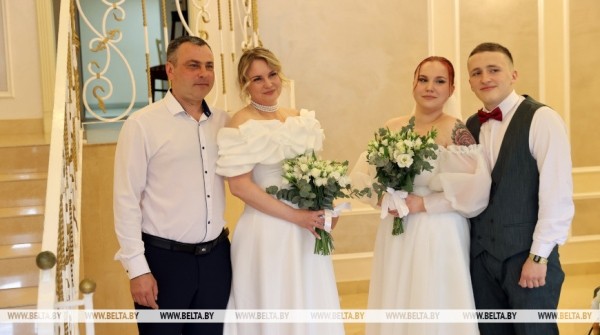 Мама и дочь одновременно вышли замуж Мама и дочь одновременно вышли замуж