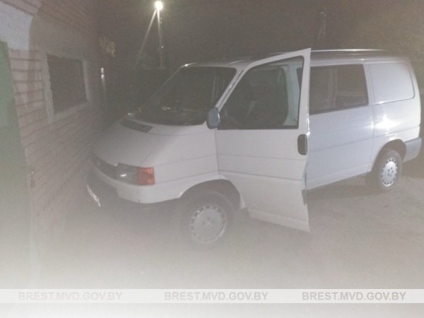 В Барановичах пьяный угонщик не сумел включить заднюю передачу В Барановичах пьяный угонщик не сумел включить заднюю передачу