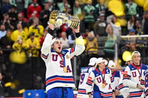 Сборная США по хоккею выиграла чемпионат мира впервые с 1960 года