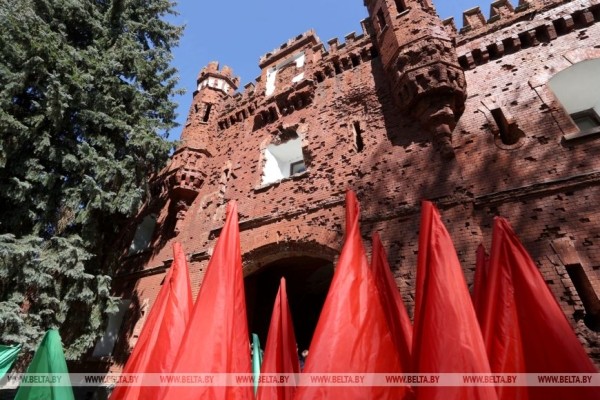 Мотоциклисты из стран ЕС посетили Брестскую крепость Мотоциклисты из стран ЕС посетили Брестскую крепость