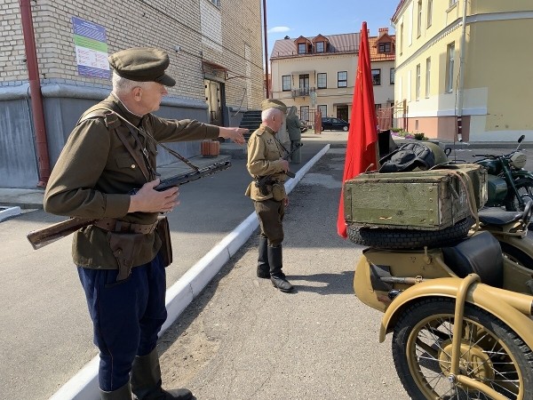 Житель Кобрина очень бережёт один из первых мотоциклов М-72 1941 г. в.
