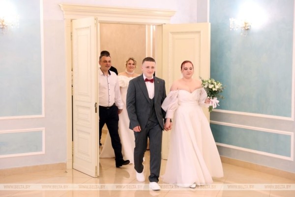 Мама и дочь одновременно вышли замуж Мама и дочь одновременно вышли замуж