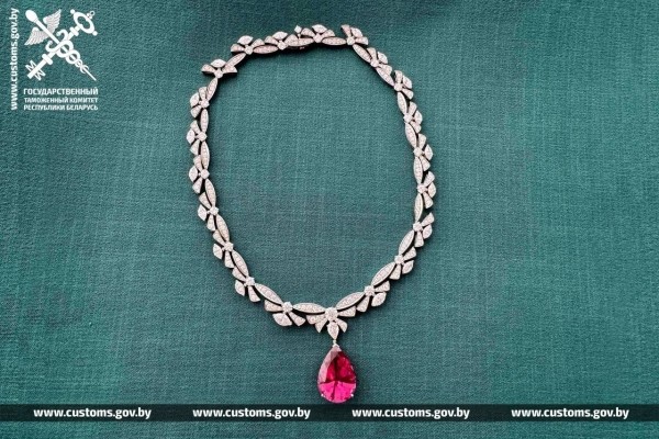 Мужчина попытался провезти в Беларусь ожерелье за 420 тысяч Мужчина попытался провезти в Беларусь ожерелье за 420 тысяч