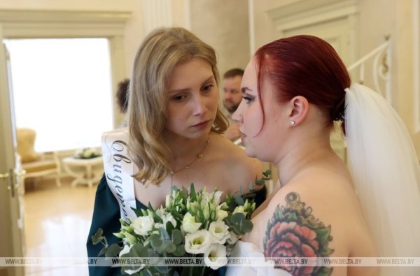 Мама и дочь одновременно вышли замуж Мама и дочь одновременно вышли замуж