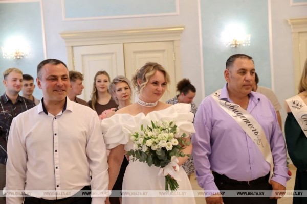 Мама и дочь одновременно вышли замуж Мама и дочь одновременно вышли замуж