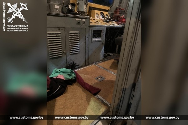 Тайник в полу: член бригады грузового поезда сообщением «Малашевичи — Брест» попался на контрабанде Тайник в полу: член бригады грузового поезда сообщением «Малашевичи — Брест» попался на контрабанде