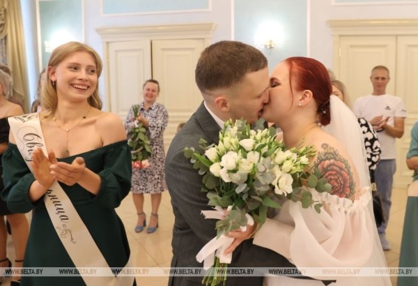 Мама и дочь одновременно вышли замуж Мама и дочь одновременно вышли замуж