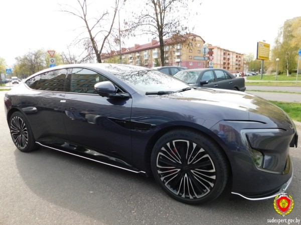 В Бресте подросток кинул камень через забор и повредил дорогой автомобиль