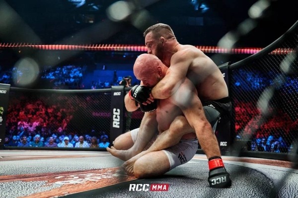 Белорусский боец Влад «Белаз» победил легендарного российского бойца Александра Шлеменко Белорусский боец Влад «Белаз» победил легендарного российского бойца Александра Шлеменко