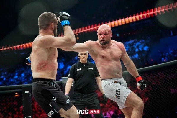 Белорусский боец Влад «Белаз» победил легендарного российского бойца Александра Шлеменко Белорусский боец Влад «Белаз» победил легендарного российского бойца Александра Шлеменко