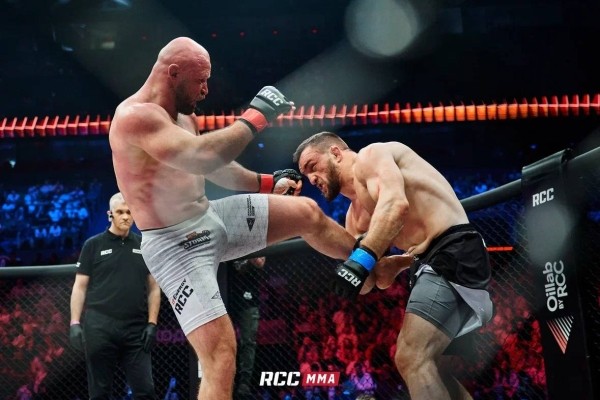 Белорусский боец Влад «Белаз» победил легендарного российского бойца Александра Шлеменко Белорусский боец Влад «Белаз» победил легендарного российского бойца Александра Шлеменко