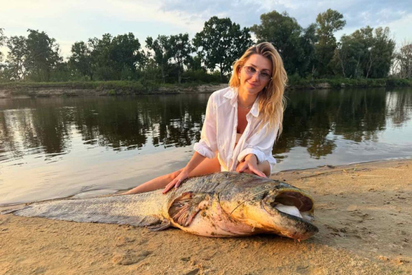 В Беларуси девушка поймала огромного сома В Беларуси девушка поймала огромного сома