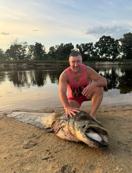 В Беларуси девушка поймала огромного сома В Беларуси девушка поймала огромного сома