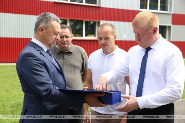 Партию школьных автобусов передал «Брестмаш» регионам Беларуси