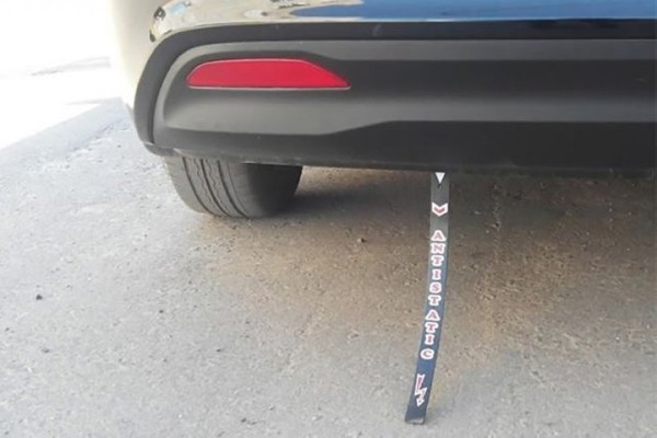 Почему на машины уже не вешают «антистатики»? Вот что ответил автоэксперт Почему на машины уже не вешают «антистатики»? Вот что ответил автоэксперт