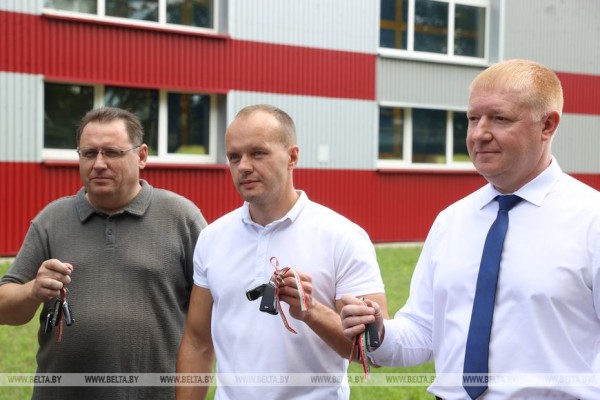 Партию школьных автобусов передал «Брестмаш» регионам Беларуси