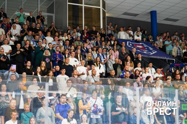 1472 зрителя, гимн вживую и овертайм: чем запомнился матч ХК «Брест» против «Динамо-Молодечно»