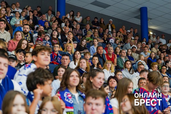 1472 зрителя, гимн вживую и овертайм: чем запомнился матч ХК «Брест» против «Динамо-Молодечно»