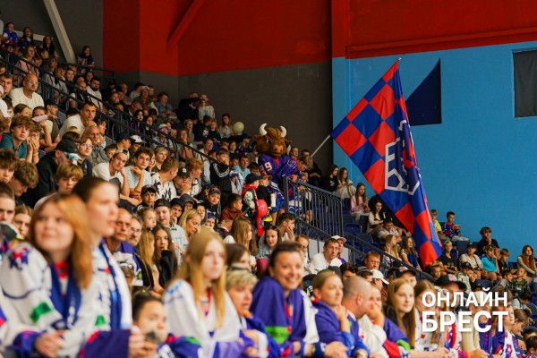 1472 зрителя, гимн вживую и овертайм: чем запомнился матч ХК «Брест» против «Динамо-Молодечно»