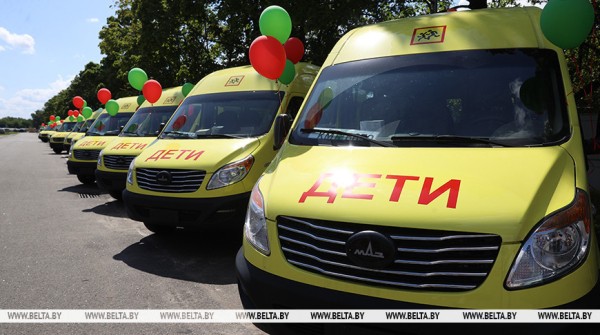 Партию школьных автобусов передал «Брестмаш» регионам Беларуси