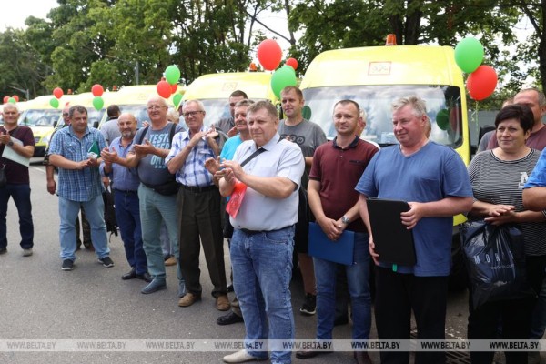 Партию школьных автобусов передал «Брестмаш» регионам Беларуси