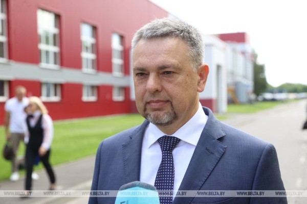 Партию школьных автобусов передал «Брестмаш» регионам Беларуси