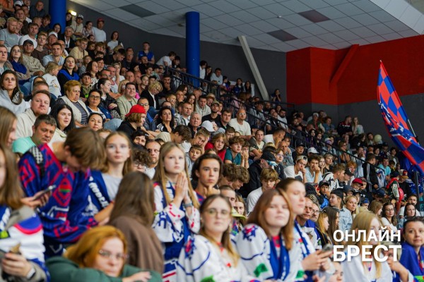 1472 зрителя, гимн вживую и овертайм: чем запомнился матч ХК «Брест» против «Динамо-Молодечно»
