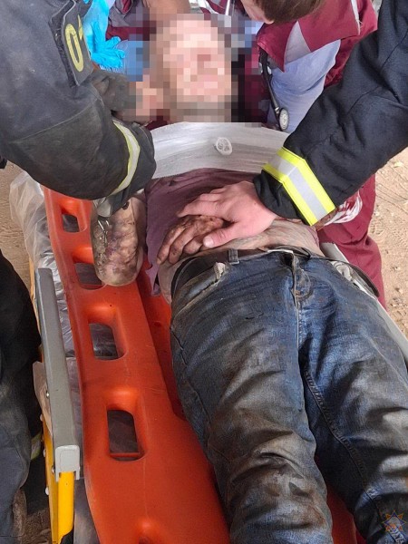 В Беларуси мужчина уснул на рельсах, попал под поезд, но остался жив В Беларуси мужчина уснул на рельсах, попал под поезд, но остался жив