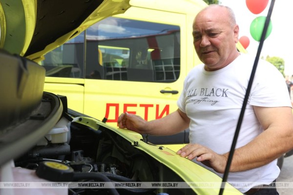 Партию школьных автобусов передал «Брестмаш» регионам Беларуси