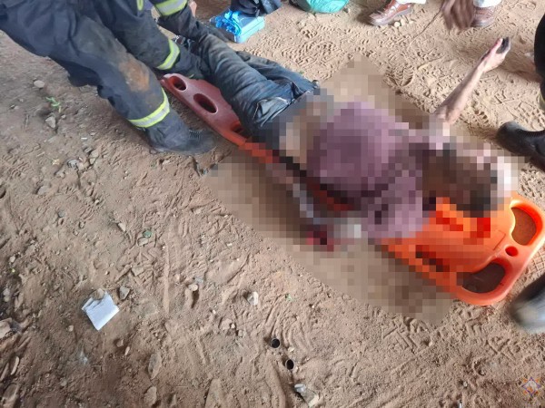 В Беларуси мужчина уснул на рельсах, попал под поезд, но остался жив В Беларуси мужчина уснул на рельсах, попал под поезд, но остался жив